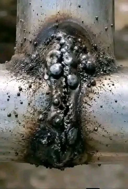 "owww መብራቱን አጥፋው እኔ አፍራለሁ"🙂↔️ a metal pipe with a lot of black and white paint